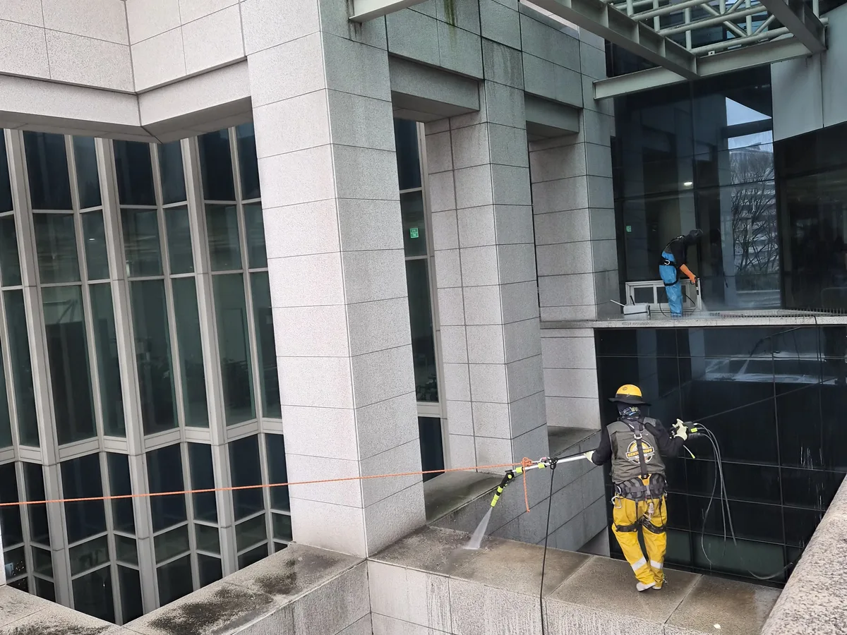사상구 덕포동 상가건물 옥상 파라펫 장비 주변 정밀 위생청소 사례 - 행진크린