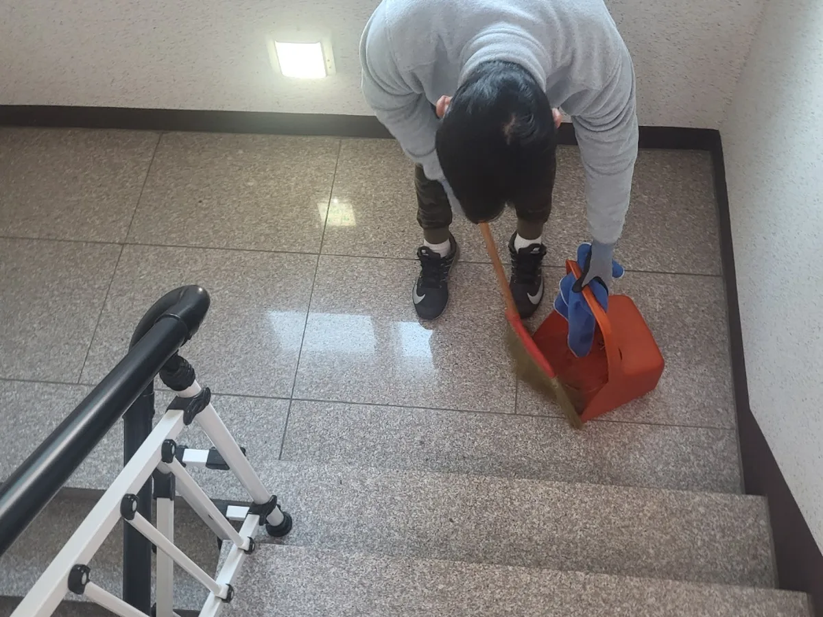 남구 문현동 빌라 공동현관 장비 주변 정밀 위생청소 사례 - 행진크린